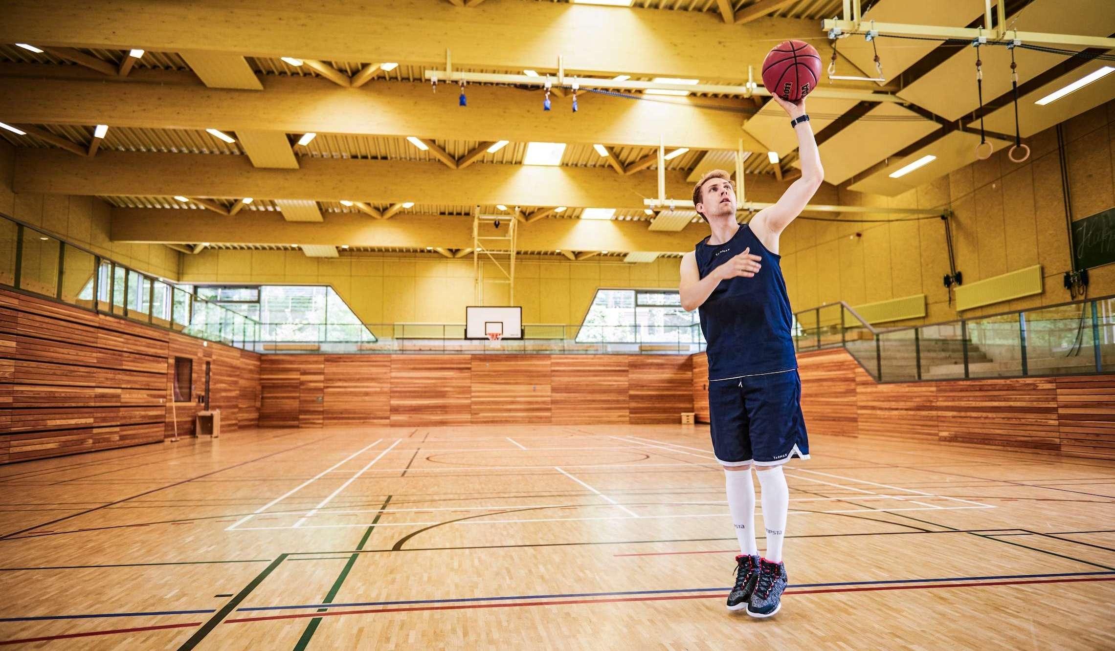 Jonas alleine auf dem Basketballfeld wirft auf den Korb