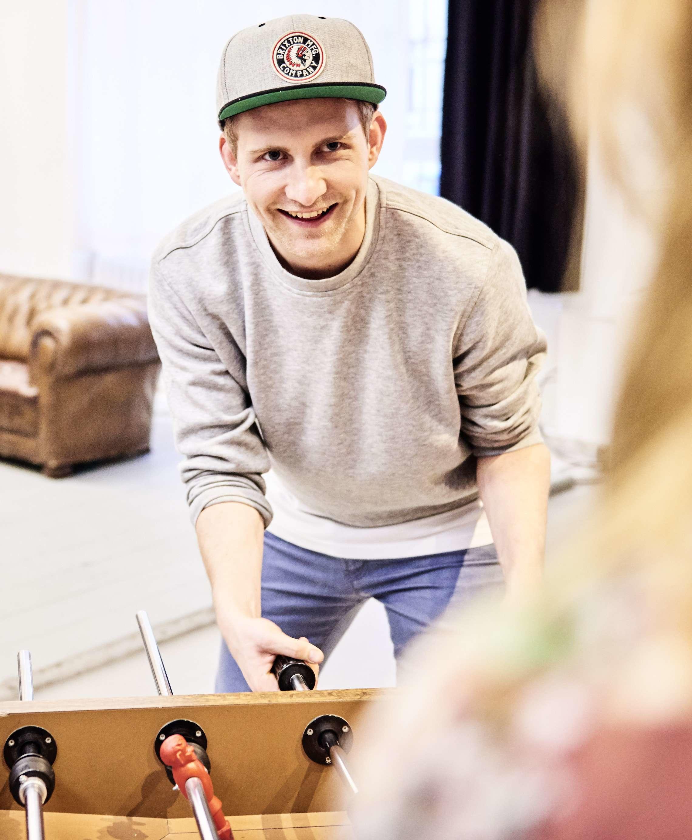 Jonas spielt an einem Kickertisch