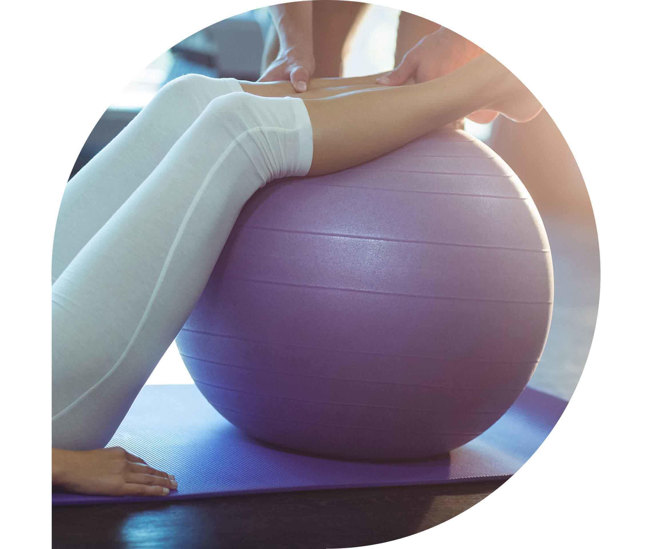 Ratgeber Rheuma: Eine Frau liegt auf dem Boden und macht Übungen mit einem Sitzball
