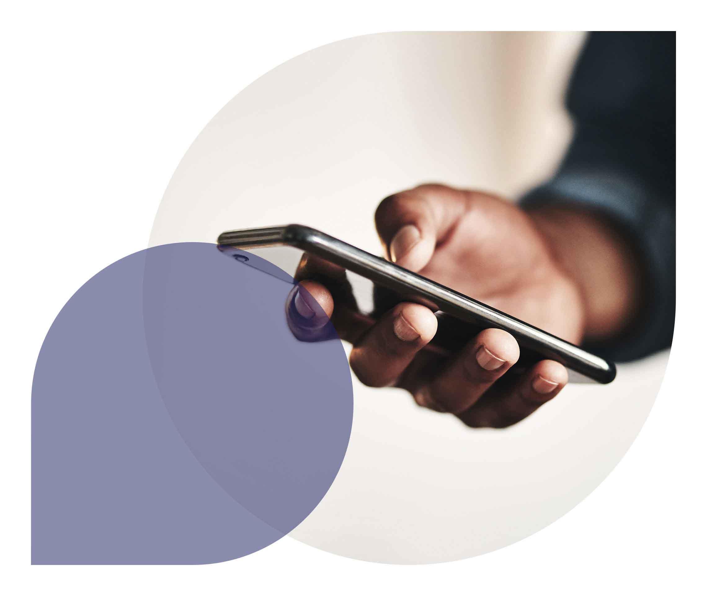 Ratgeber Rgheuma: Ein Mann bedient mit dem Daumen sein Smartphone
