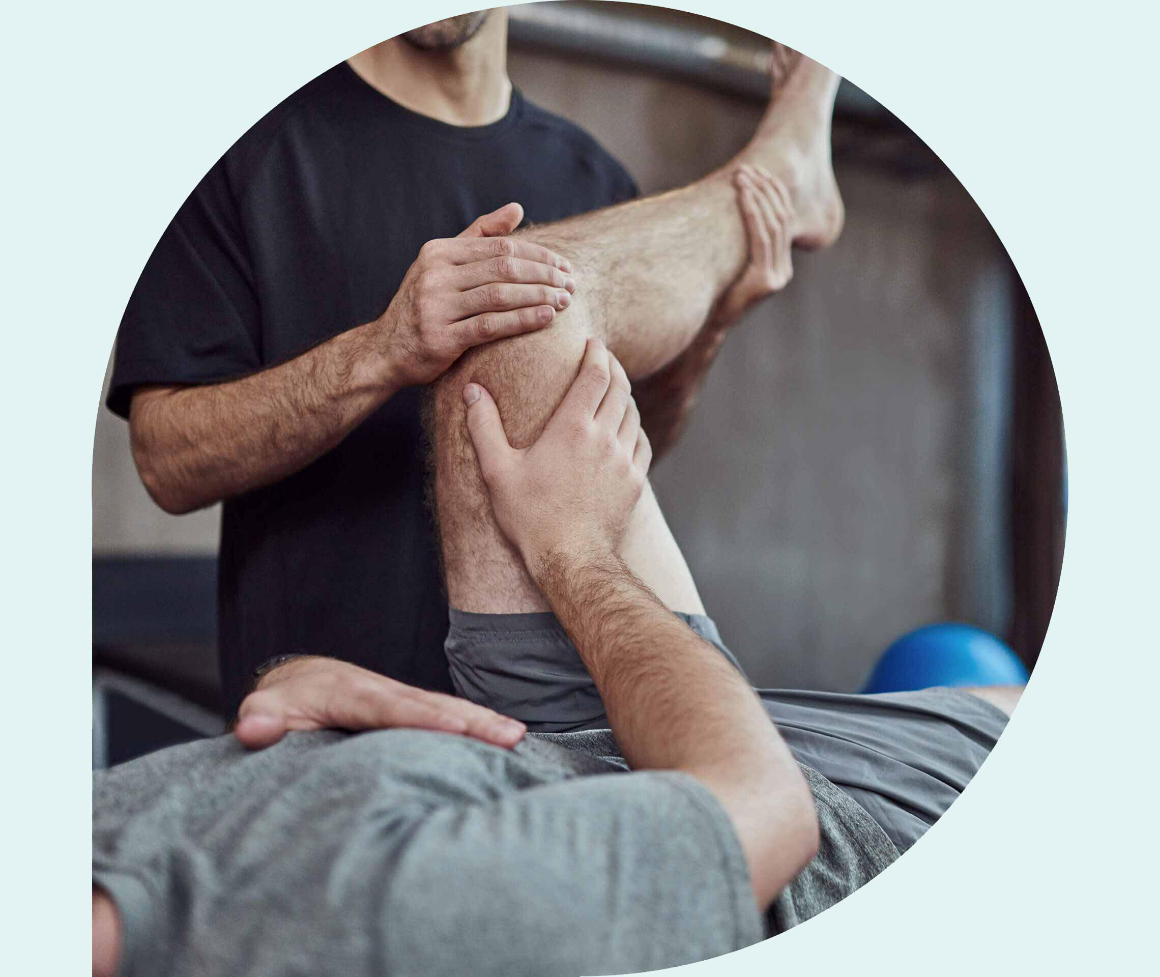 Ratgeber Rheuma: Physiotheraupeut macht Beinübungen mit einem Erkranken