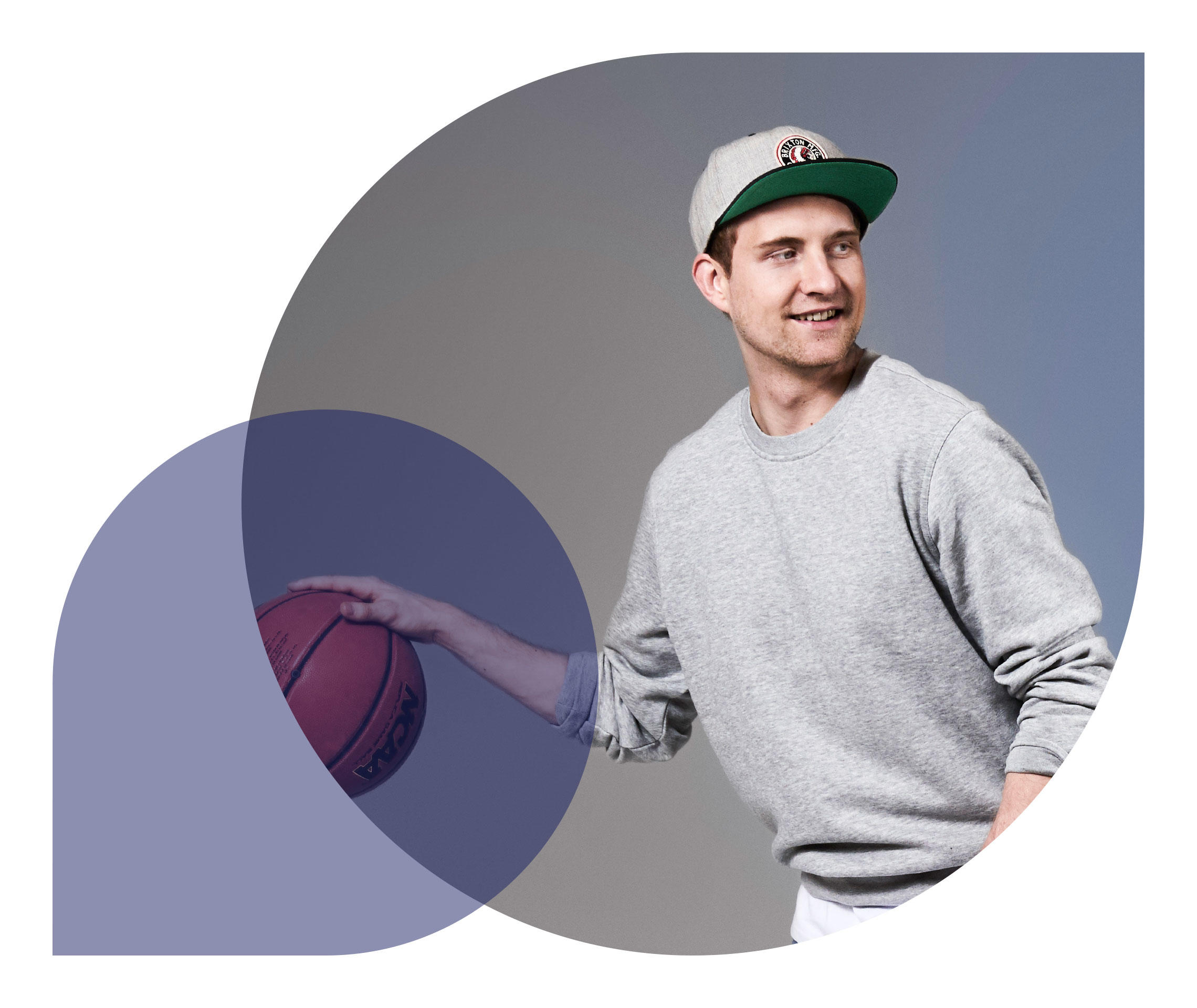 Ratgeber Rheuma: Ein junger Mann mit Baseballkappe prellt einen Basketball