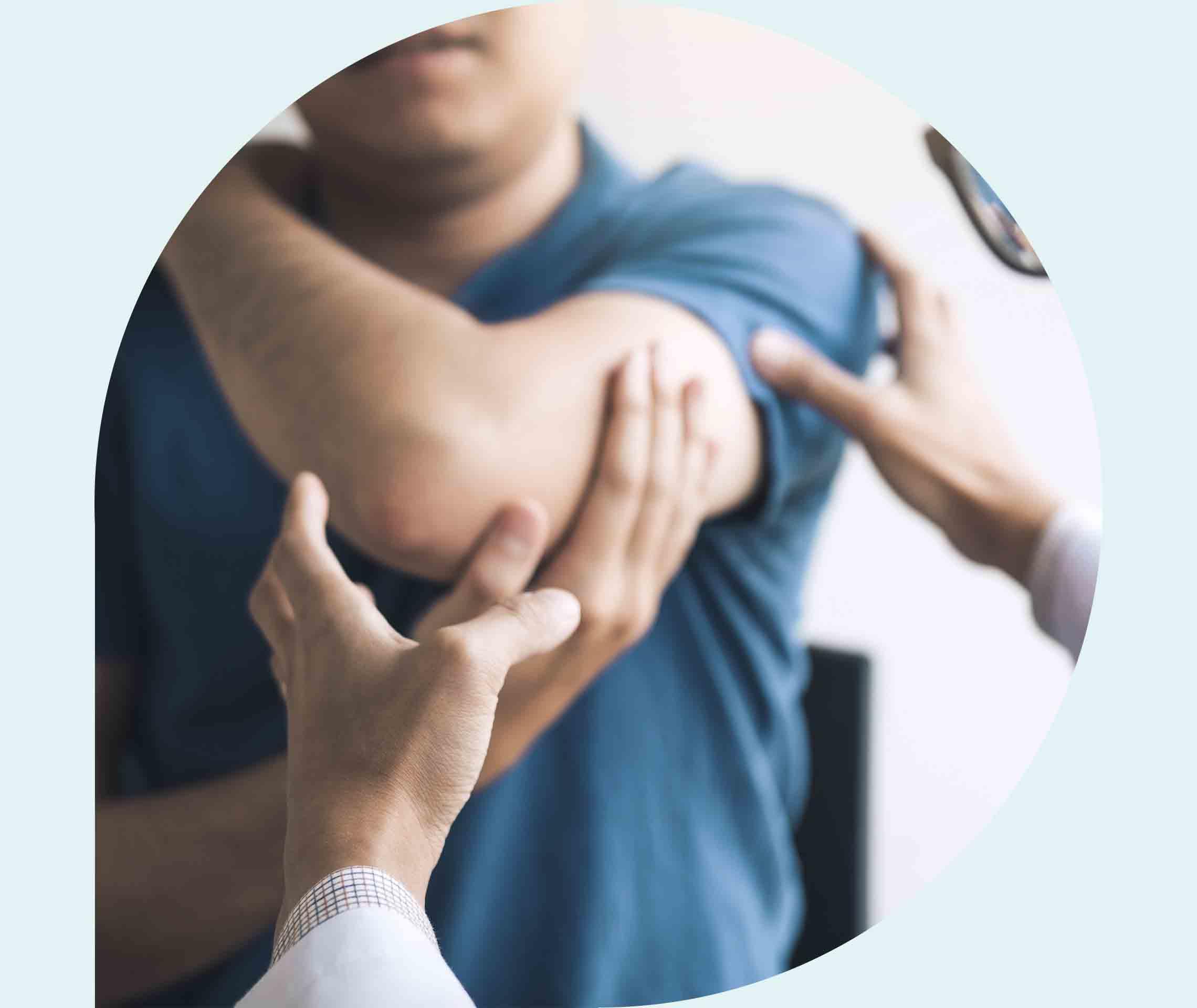 Ratgeber Rheuma: Ein Arzt untersucht den Ellenbogen eines Patienten