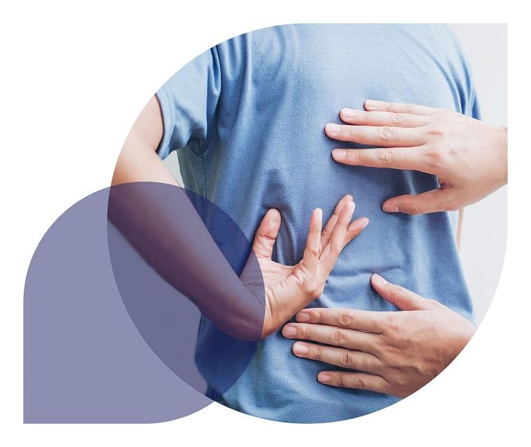 Ratgeber Rheuma: Ein Mediziner tastet den Rücken eines Patienten ab