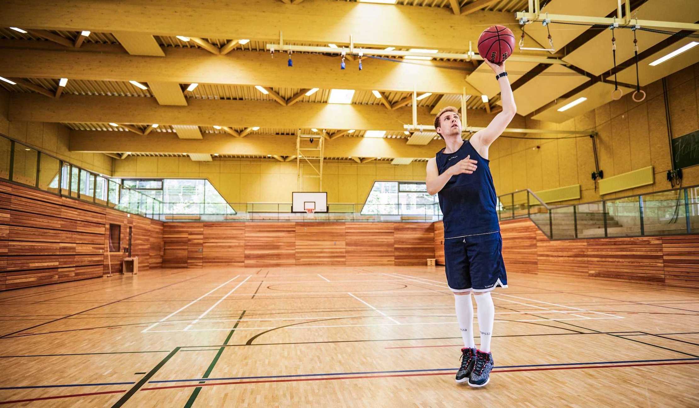 Jonas alleine auf dem Basketballfeld wirft auf den Korb