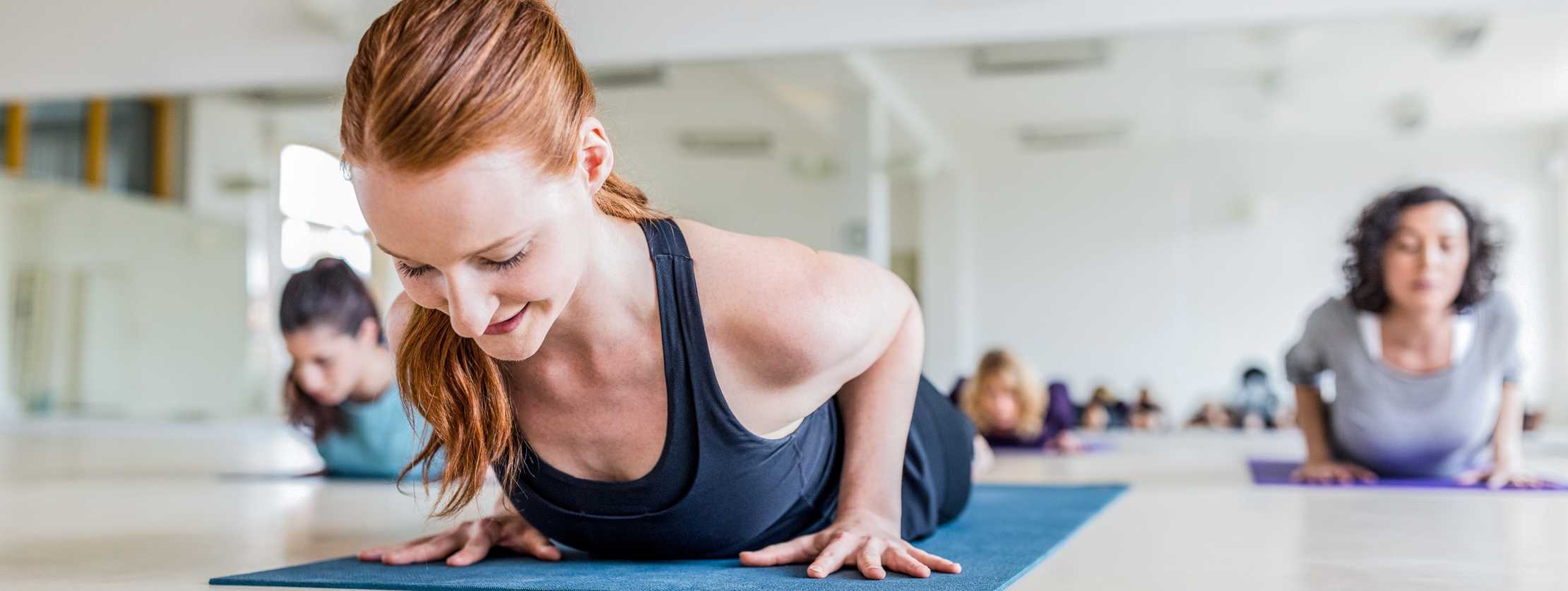 Eine Yogagruppe beim Yoga