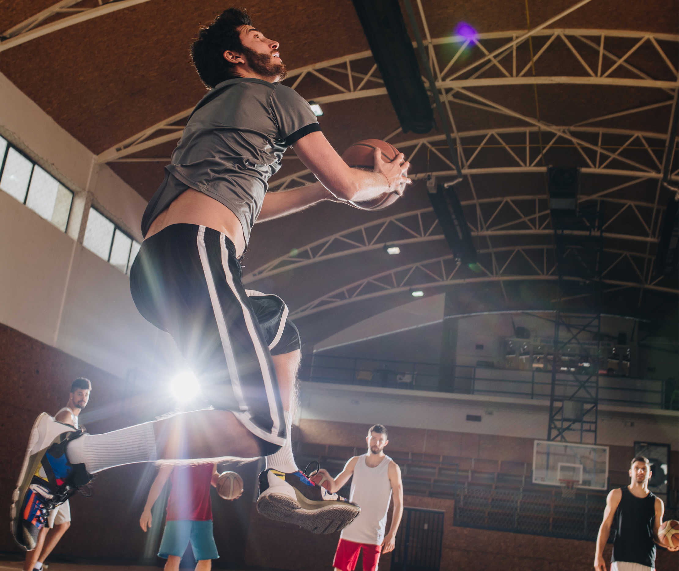 Auf dem Bild sieht man Jonas beim Basketball