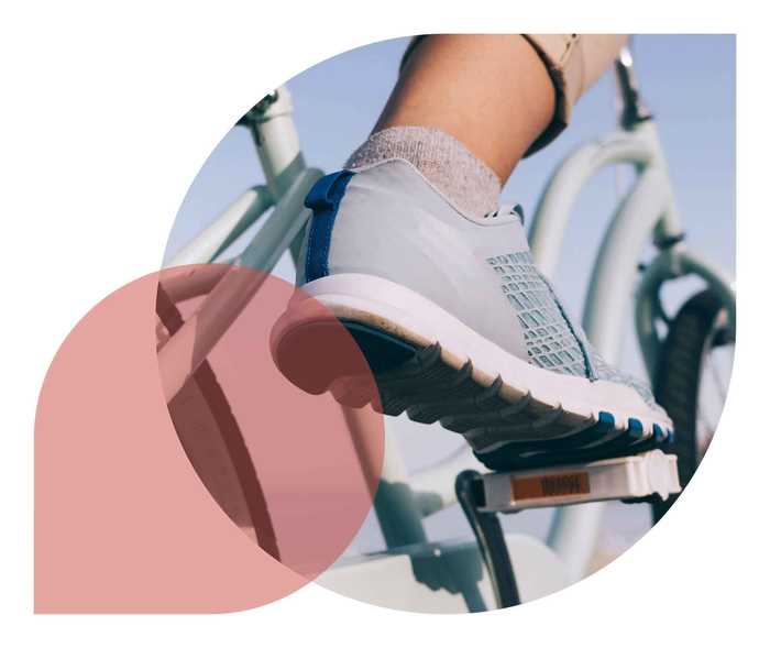 Nahaufnahme eines Fußes auf einer Fahrradpedale. 