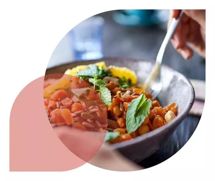Ratgeber Rheuma: Essensportion Eine Gabel sticht in eine Schüssel mit Essen.