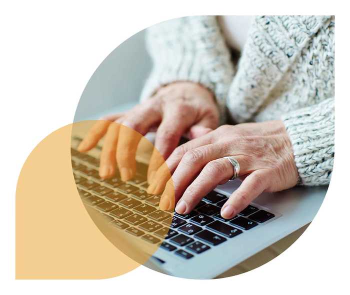 Ratgeber Rheuma: Eine Frau tippt auf der Tastatur eines Notebooks