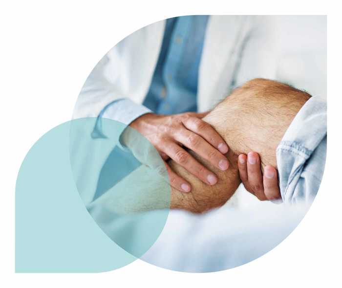 Ratgeber Rheuma: Ein Mediziner behandelt das Knie eines Patienten Ratgeber Rheuma: Ein Mediziner behandelt das Knie eines Patienten