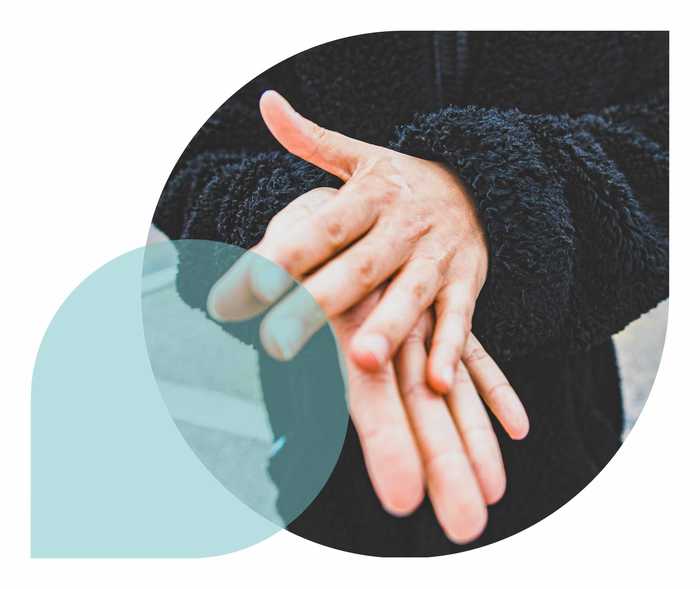 Ratgeber Rheuma: Ein Mann reibt sich die schmerzenden Hände Ratgeber Rheuma: Ein Mann reibt sich die schmerzenden Hände