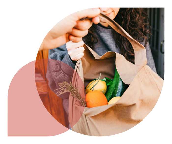 Eine Tasche voll mit frischem Obst und Gemüse.