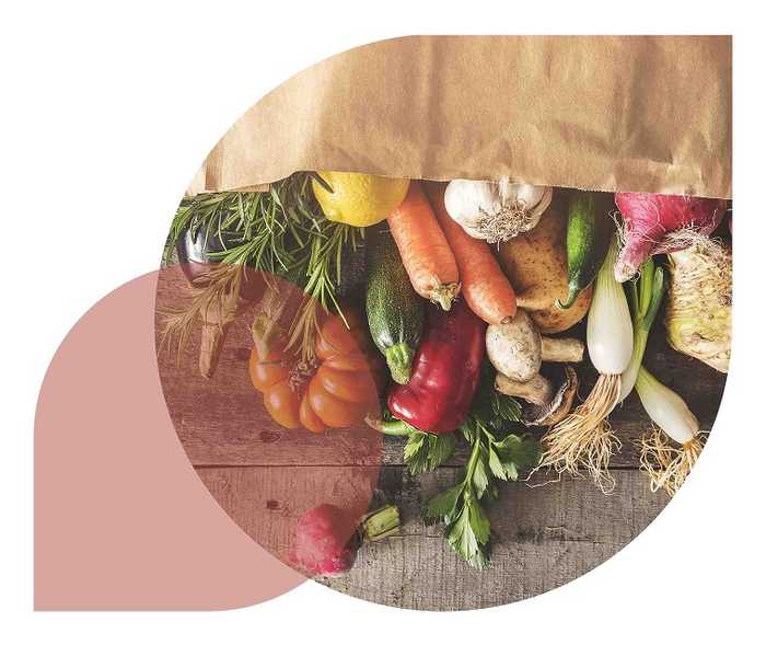 Ratgeber Rheuma: Frische und gesundes Gemüse liegt auf einem Holztisch