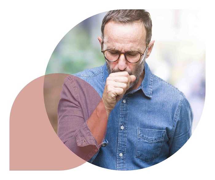 Mann mittleren alters mit Brille hustet