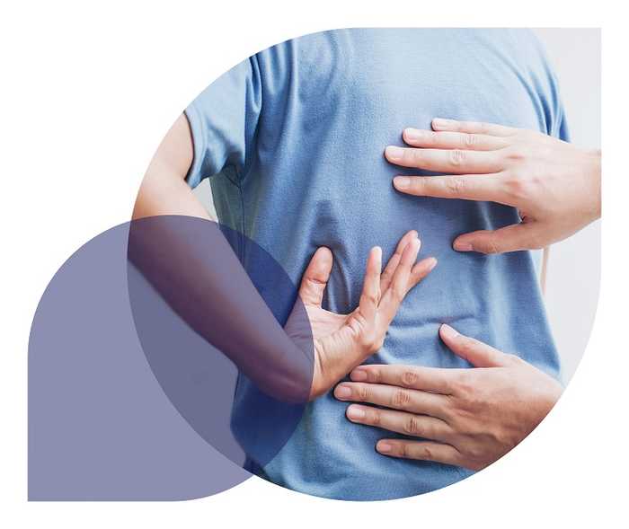 Ratgeber Rheuma: Ein Mediziner tastet den Rücken eines Patienten ab