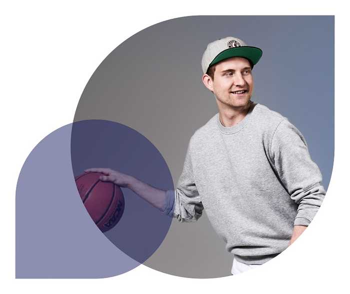 Ratgeber Rheuma: Ein junger Mann mit Baseballkappe prellt einen Basketball