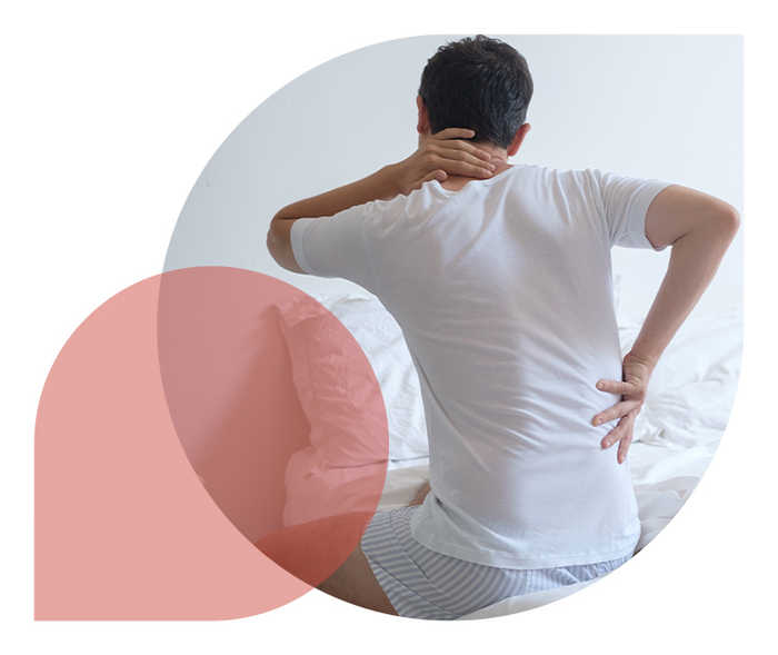 Ratgeber Rheuma: Ein Mann wacht mit Rheumabeschwerden in Lenden- und Nackenbereich auf