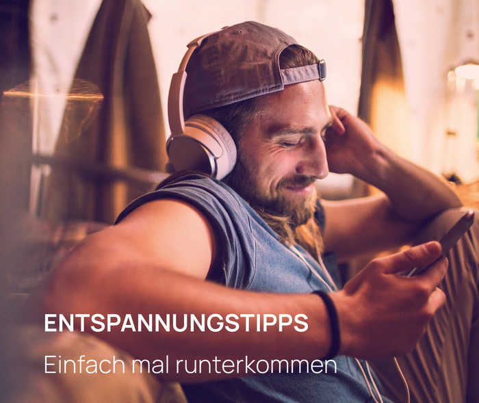 Ratgeber Rheuma: Ein Patient entspannt sich beim Podcasthören Ratgeber Rheuma: Ein Patient entspannt sich beim Podcasthören