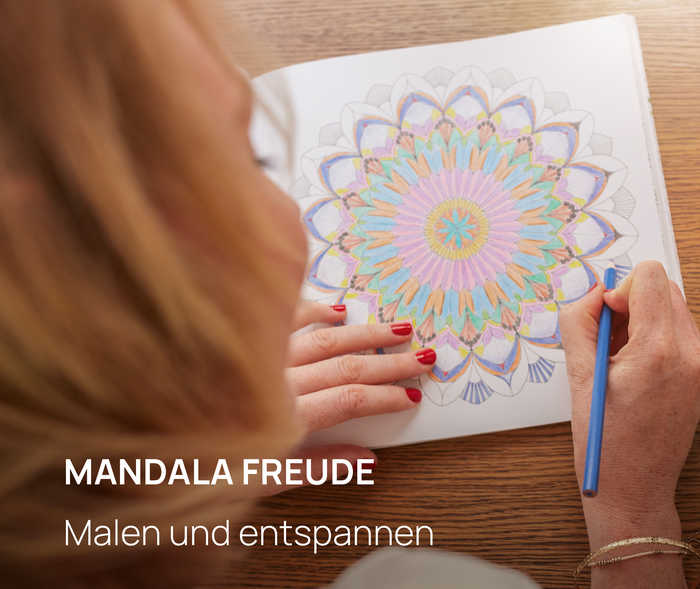 Ratgeber Rheuma: Eine Patientin beim Ausmalen eines Mandalas