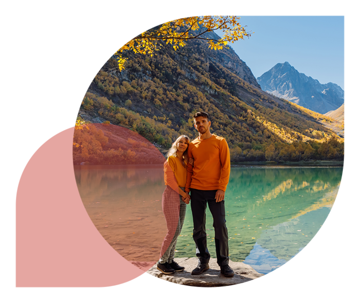 Ratgeber Rheuma: Ein Paar steht an einem Gebirgssee und schaut in die Kamera