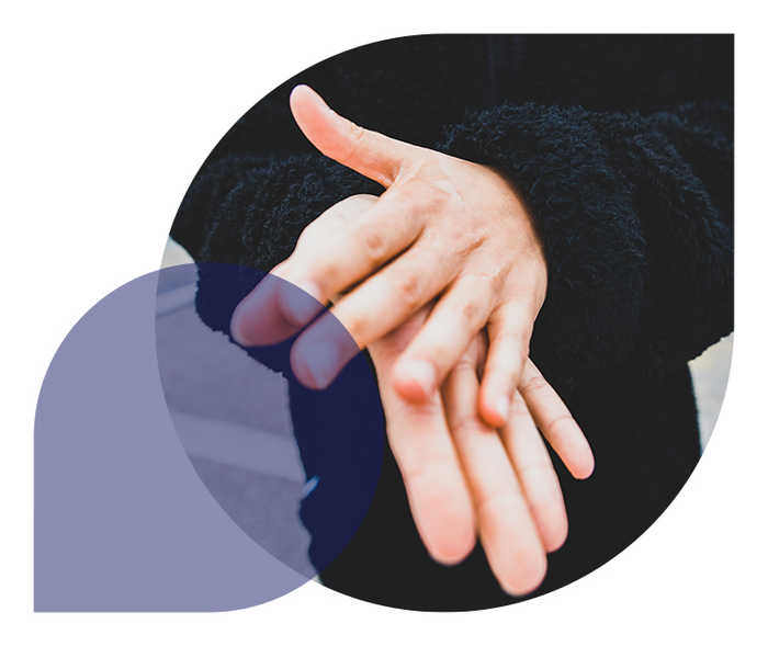 Ratgeber Rheuma: Ein Mann reibt sich die schmerzenden Hände