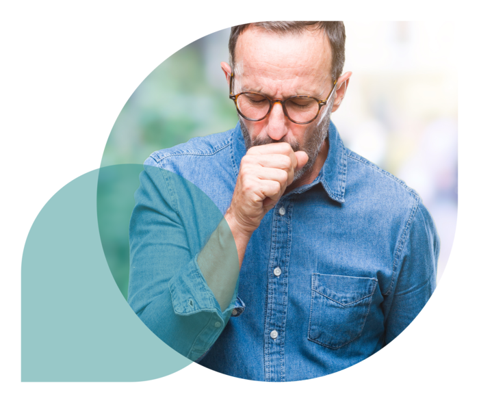 Mann mittleren alters mit Brille hustet