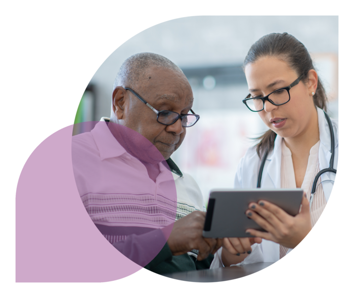 Eine Ärztin zeigt ihrer Patientin etwas auf dem Tablet