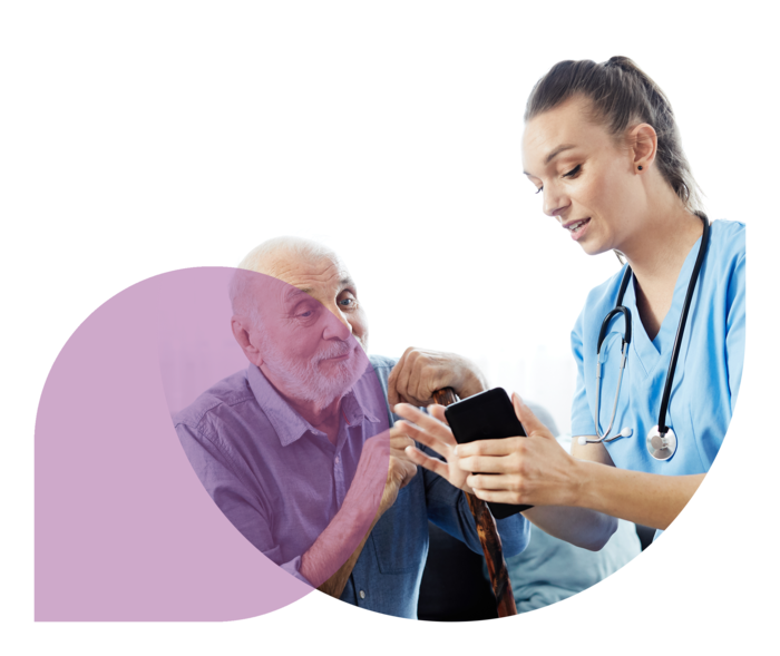 Eine junge Frau zeigt einem Patienten etwas auf dem Handy