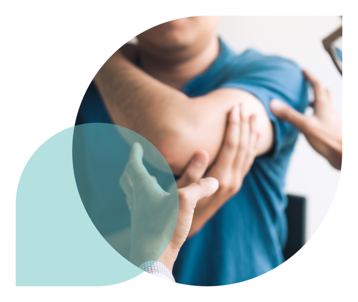 Ein Arzt untersucht den Ellenbogen eines Patienten.