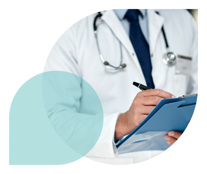 Ratgeber Rheuma: Einordnung der Vaskulitiden Ein Arzt macht sich Notizen auf einem Klemmbrett