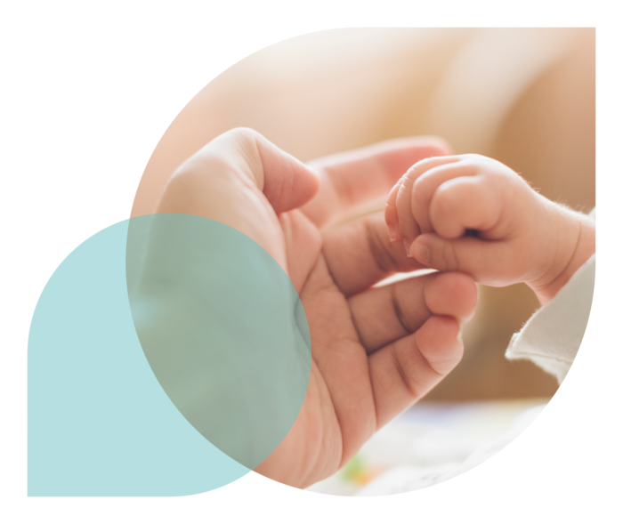 Bildausschnitt mit der Hand eines Babys, das den Finger eines Erwachsenen greift.