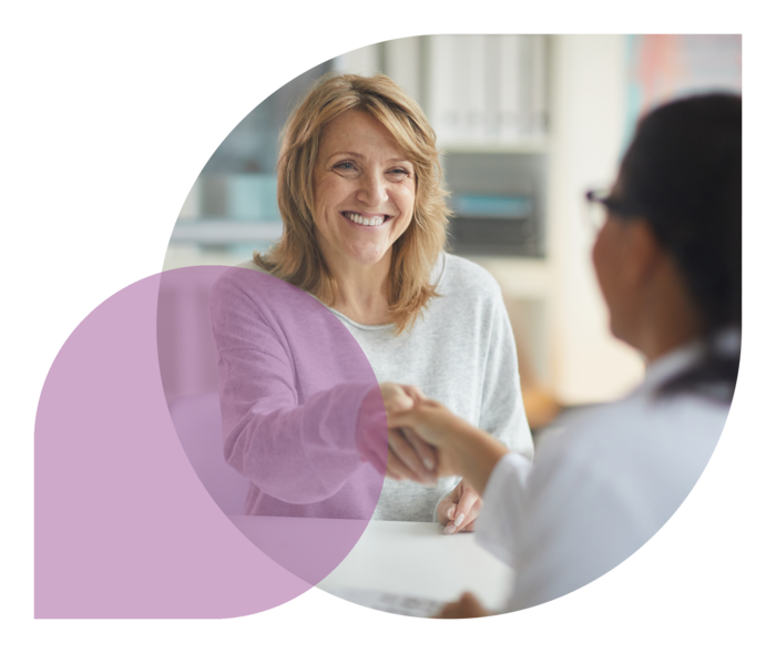 Eine Ärztin und eine Patientin geben sich die Hand.