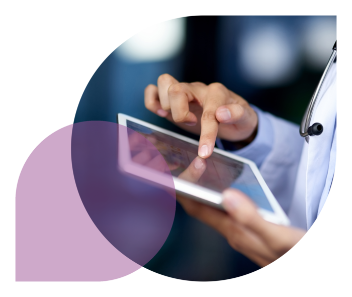 Eine Frau tippt etwas auf einem Tablet.