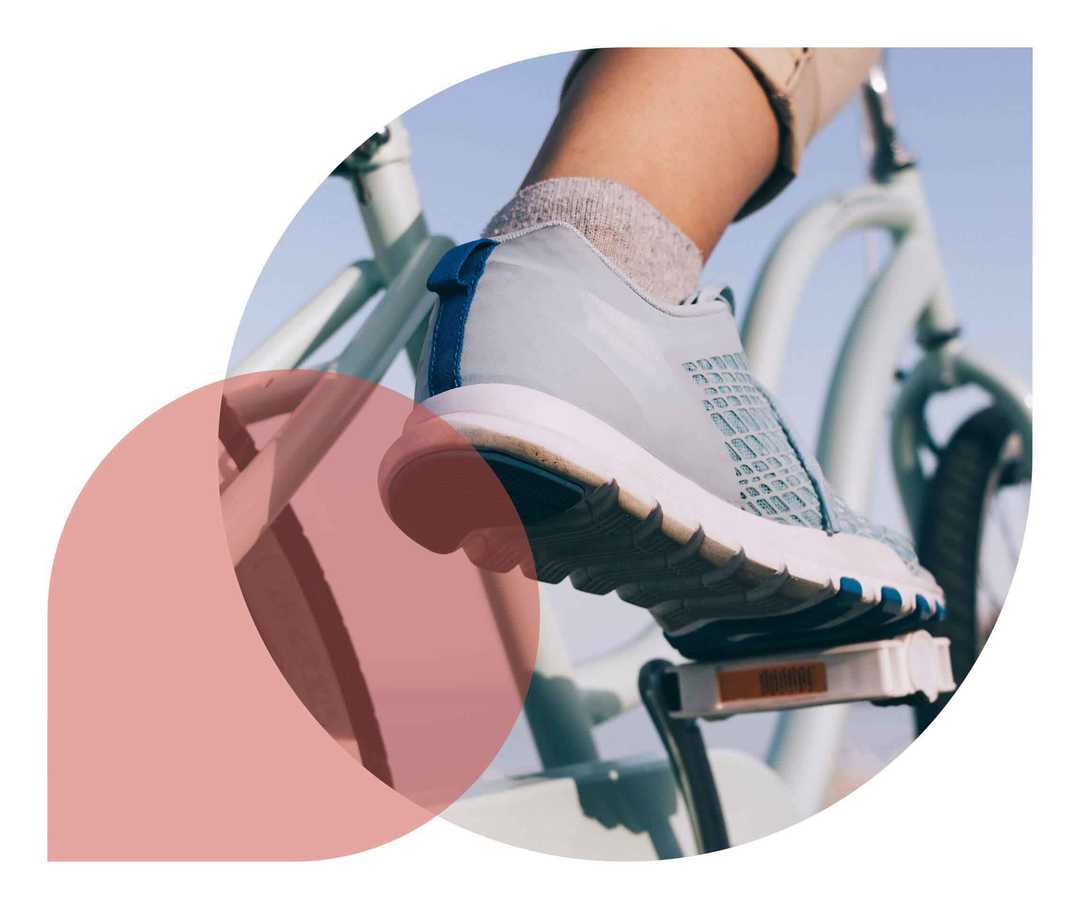 Nahaufnahme eines Fußes auf einer Fahrradpedale. 