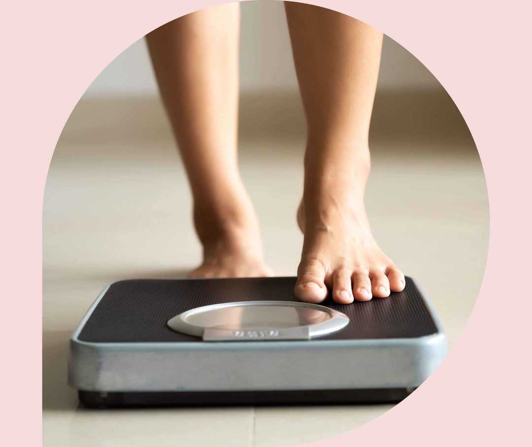 Ratgeber Rheuma: Eine Frau betritt mit ihrem linken Fuß eine Waage