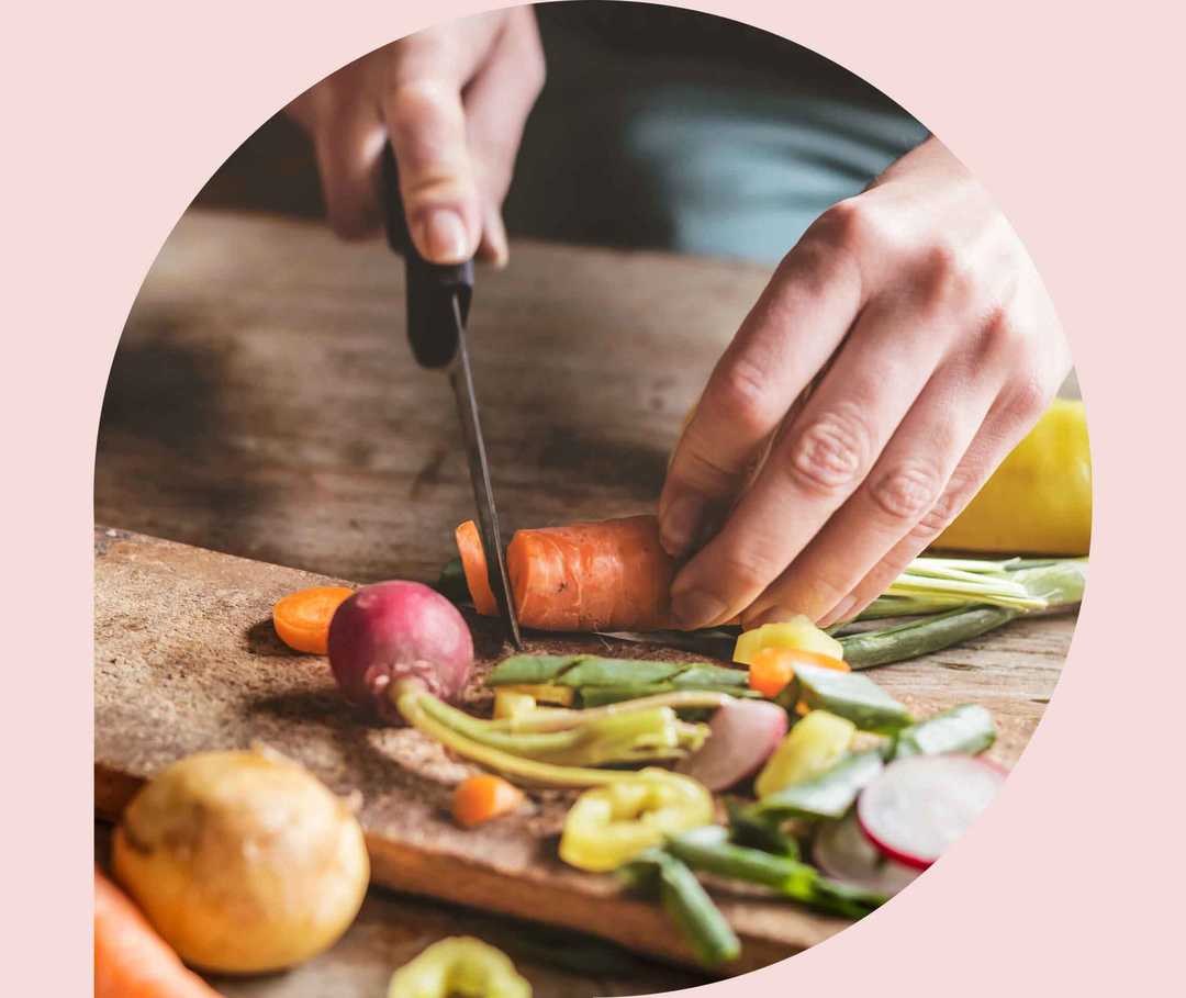 Ein Messer schneidet eine Karotte.