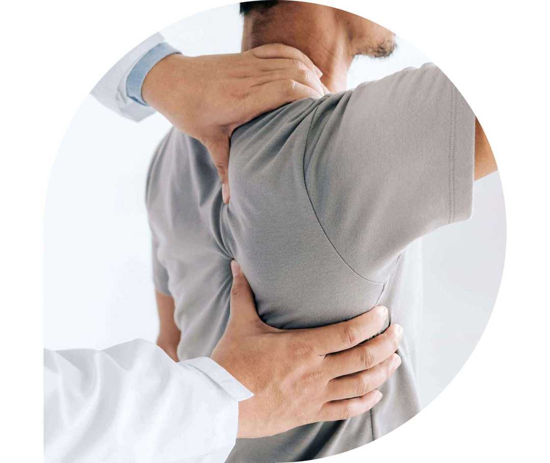 Ratgeber Rheuma: Ein Arzt tastet die rechte Schulter eines Patienten ab