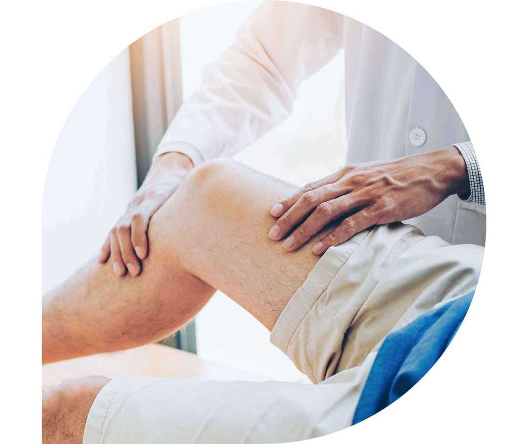 Ratgeber Rheuma: Physiotherapeut erklärt einem Mann Übungen für sein Knie