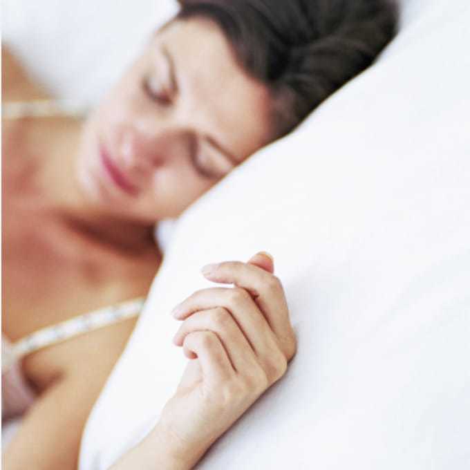 Ratgeber Rheuma: Eine an Morbus Bechterew erkrankte Frau versucht  zu schlafen