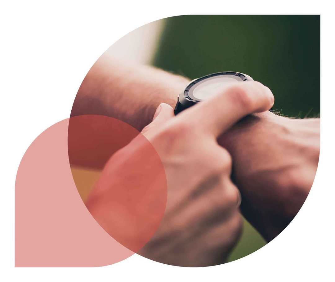 Nahaufnahme einer Armbanduhr an einem Handgelenk.