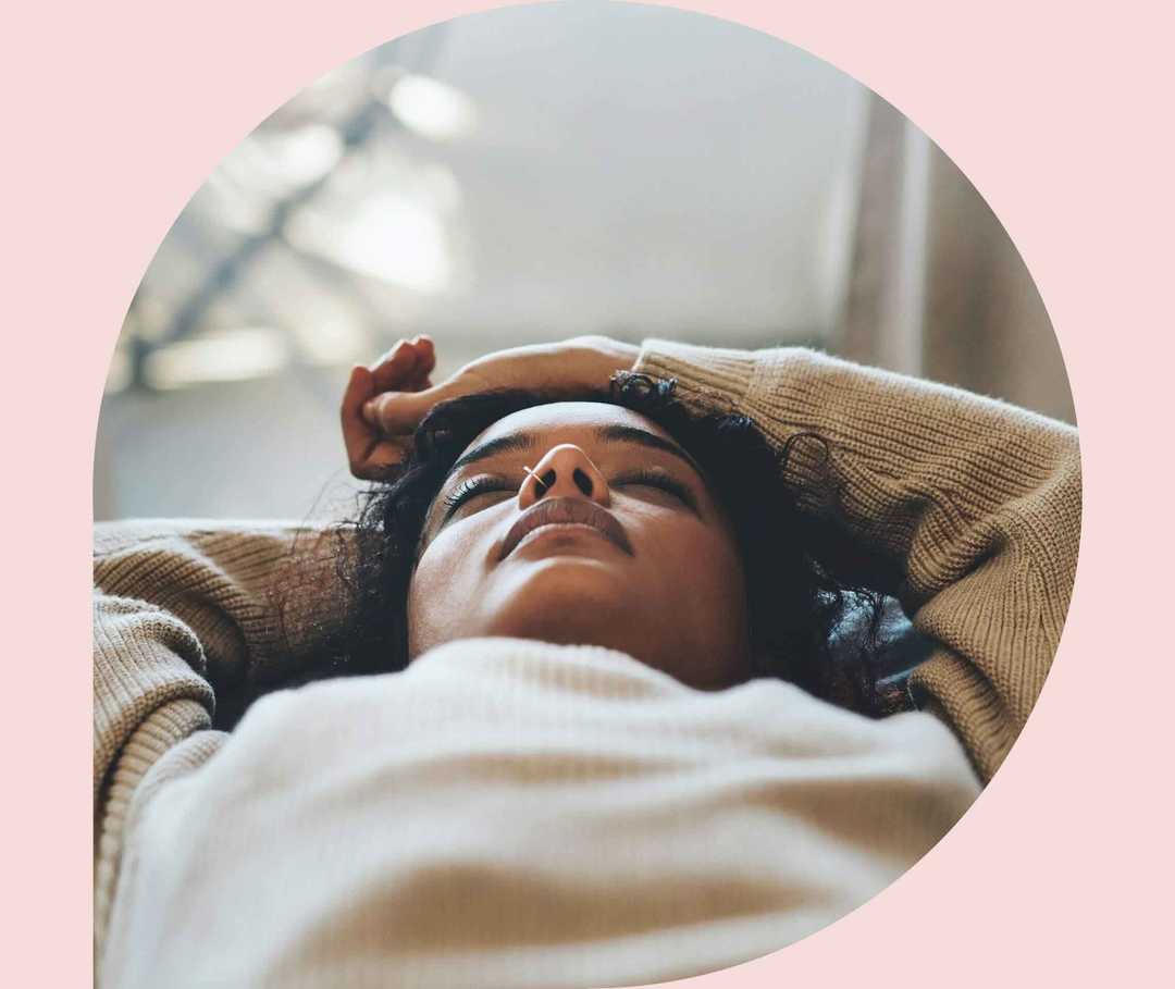 Ratgeber Rheuma: Eine Frau liegt auf dem Rücken und ruht sich aus