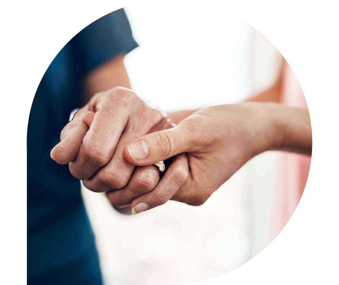 Ratgeber Rheuma: Eine ältere Frau greift die Hand einer jüngeren