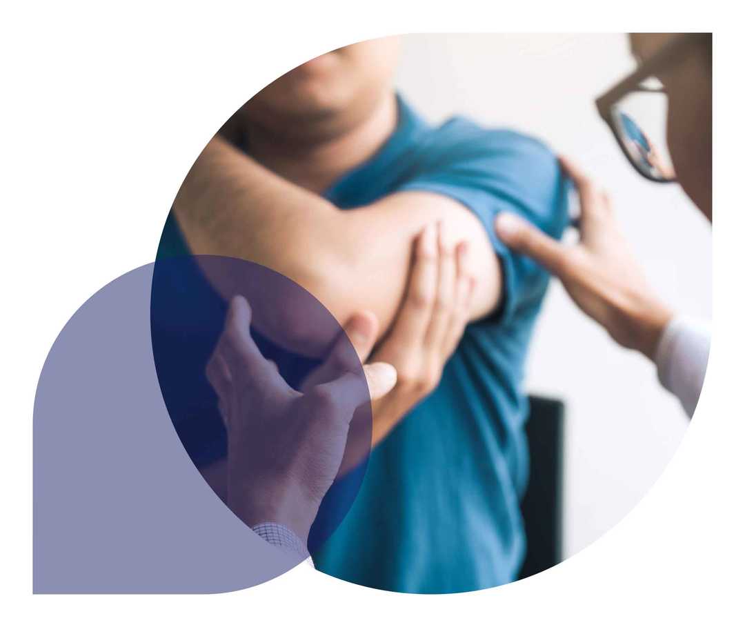 Ratgeber Rheuma: Ein Arzt prüft die Beweglichkeit des Ellbogens eines Patienten