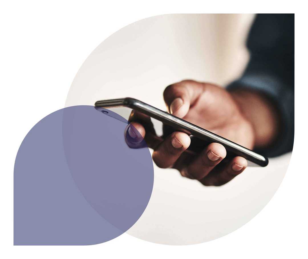 Ratgeber Rheuma: Ein Mann bedient mit dem Daumen sein Smartphone