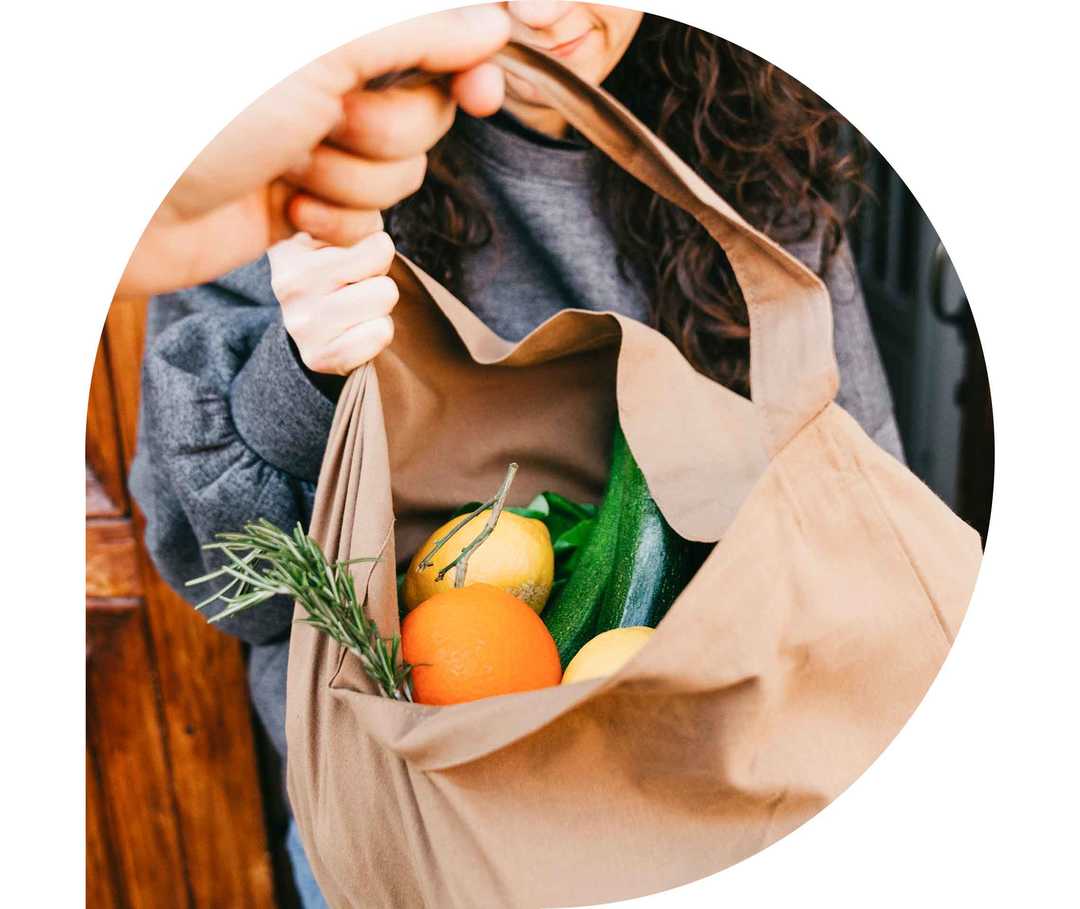 Ratgeber Rheuma: Eine Tasche voll mit frischem Obst und Gemüse