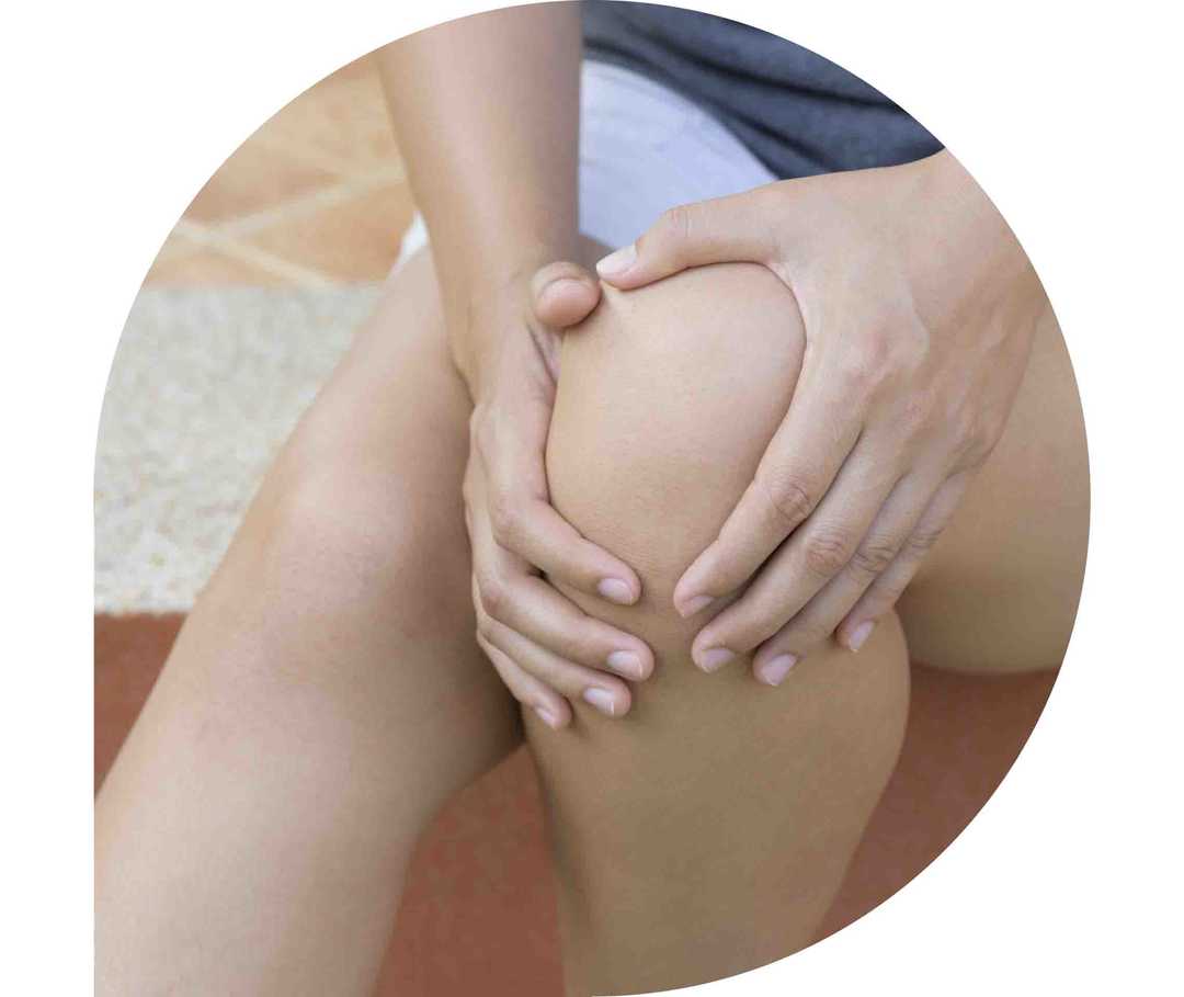Junge Frau mit schmerzen im Knie Junge Frau mit schmerzen im Knie