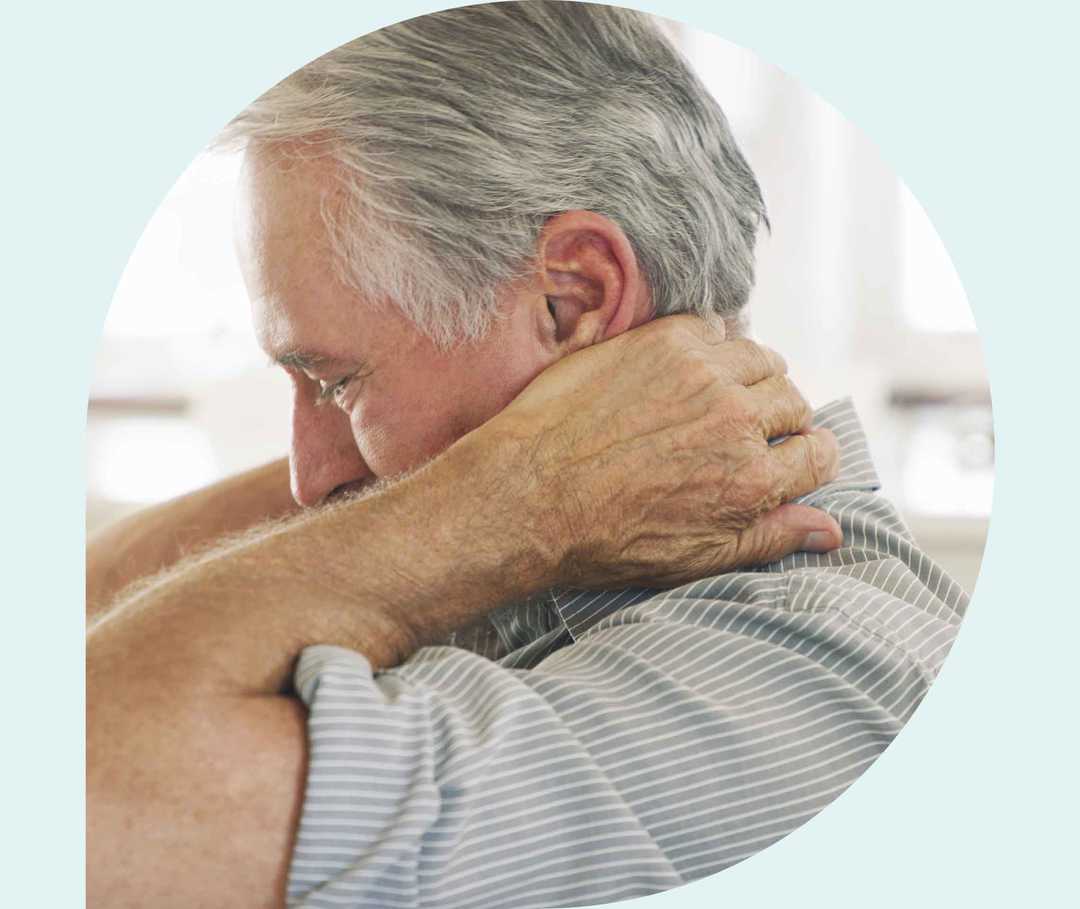 Ratgeber Rheuma: Ein unter Polymyalgia rheumatica leidender Patient massiert seinen Nacken Ratgeber Rheuma: Ein unter Polymyalgia rheumatica leidender Patient massiert seinen Nacken