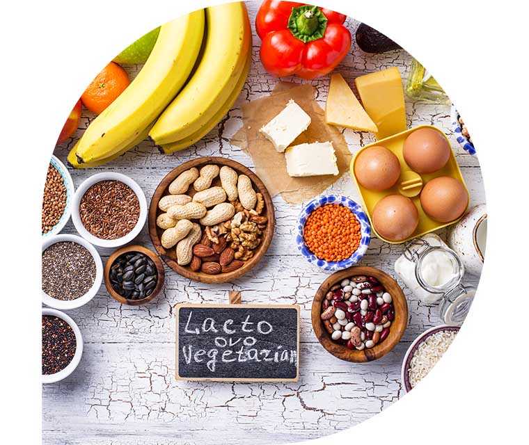 Ratgeber Rheuma: Eine Tisch mit vegetarischen Lebensmitteln