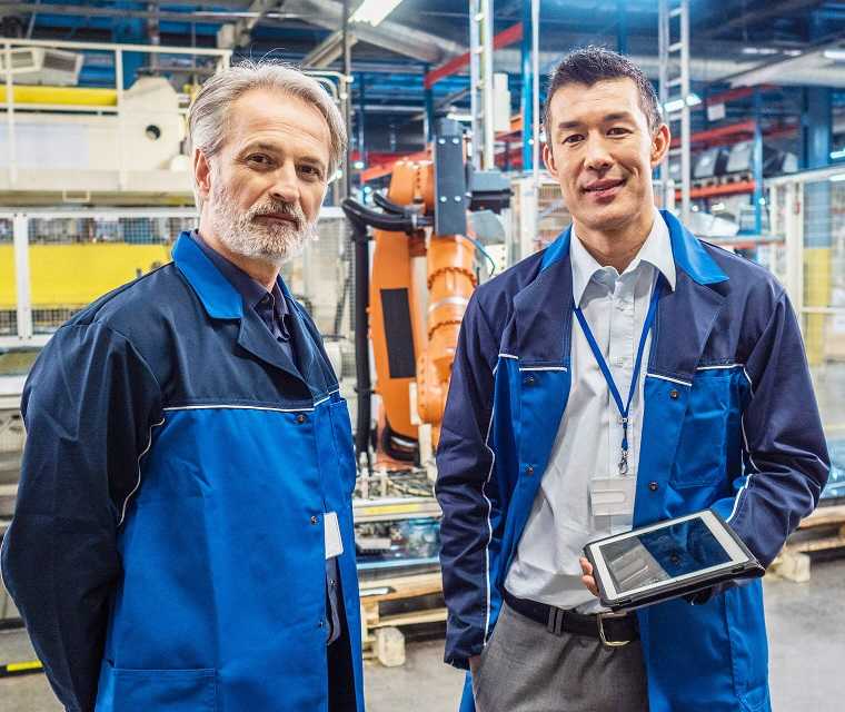 Morbus-Bechterew Patient Herbert und sein Chef Miroslav bei der Arbeit